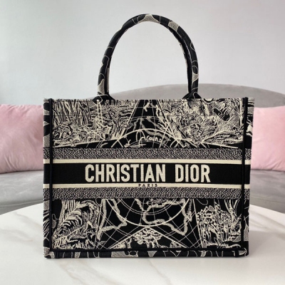 Dior迪奧 BOOK TOTE 手袋 黑色五角星 黑色和白色 Dior Around the World 圖案刺繡 這款 Book Tote 手袋由 Dior 女裝創意總監瑪麗亞·嘉茜婭·蔻麗 (Maria Grazia Chiuri)