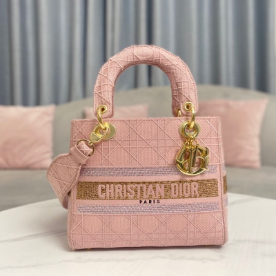 Dior迪奧 Lady Dior 五格刺繡布手工點鑽，時髦且富有女性魅力，經久不衰卻又現代時尚。採用通體刺繡藤格紋精心製作，正面飾以“Christian Dior”字樣，時尚氣質立即突顯。淺金色的標誌性“D. I. O. R.”吊飾彰顯其輪