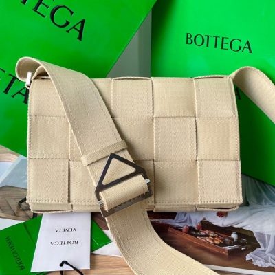 BV Bottega Veneta 秋冬新品來襲！680513 爆款中的Cassette經典編織元素方包再次升級後隆重登場，此次採用編織織帶形成 手感超級柔軟細膩 開口採用磁扣設計 五金也全面升級 無論是配件還是設計都更加高一層次 簡約高級