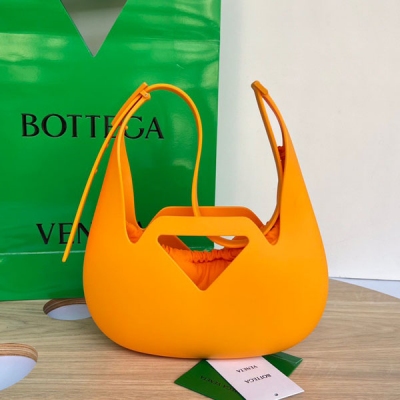 BV Bottega Veneta 新款來襲 696920 橡膠肩背包 哇哇哇！形狀簡直是點睛之筆，由天鵝絨橡膠製成肩背包 這種特別的材質讓包包即輕便又柔軟實用，內搭一個尼龍抽繩小袋可隨意拆卸 真的很適合女孩子收納各種小物件了~耐用輕便好收