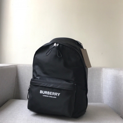 Burberry巴寶莉 Vintage 格紋尼龍雙肩包5665 尼龍雙肩包，裝飾 Vintage 復古格紋，搭配平滑皮革邊飾，肩背帶飾有字母提花精紡徽標。頂部提柄；可調式肩背帶 2個拉鍊外袋；1個拉鍊內袋 筆記型電腦隔層 雙向拉鍊開合 尺寸