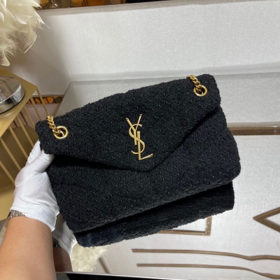 Yves Saint Laurent YSL聖羅蘭 Saint Laurent Paris聖羅蘭新款 可雙折後單肩 絎縫羊羔毛包包沙拉絲金屬飾件羅緞襯裡，磁性四合扣封口一個拉鍊內袋 尺寸：29x17x11cm 型號：577475聖羅蘭YSL