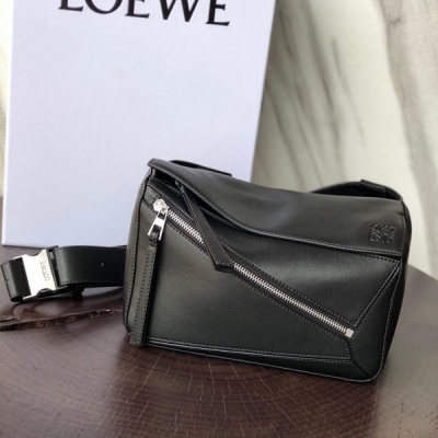 Loewe羅意威 長方體形狀和精確的切割技巧創造出 Puzzle 腰包 獨特的幾何線條成為 “LOEWE羅意威”的著名代表作 金屬搭扣開合，刻有標誌logo徽標，可調節肩帶，翻蓋大容量插袋和一個外部拉鍊口袋，柔軟細膩napa小牛皮，正品Yk