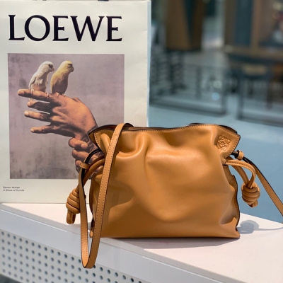 Loewe羅意威 Flamenco clutch-NEW 2021 迷你 mini flamenco clutch bag 可手拿亦可優雅斜挎 雲朵般溫暖亦輕盈的造型如此簡單，耐看不會out的款式！包袋採用進口小牛皮，手感如羊皮般細膩柔軟，