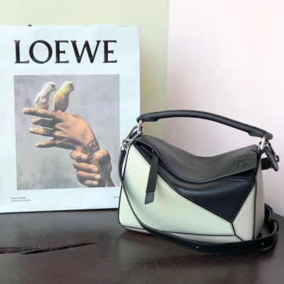 Loewe羅意威 小號 PUZZLE 專櫃最新 淡綠拼色 大容量，日常，出遊妥妥滴！尺寸24*14*11CM 專櫃同步最新做法，介面，內裡托全皮，細肩帶，底部無釘）採用進口西班牙小牛皮摸上去溫柔又舒適。皮料精確切割使它可自然折疊，可手提可斜