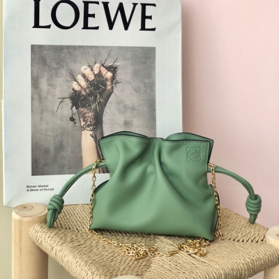 Loewe羅意威 超迷你Nano Flamenco 福袋來咯 十九世紀七十年代發佈的經典小福袋，採用拉繩收緊，並打上標誌性盤繞結。柔軟細膩的Napa小牛皮革，可拆卸鏈條肩帶，磁扣開，經典復古中又帶那麼絲絲慵懶隨性~ 超Q 手感好到愛不釋手，