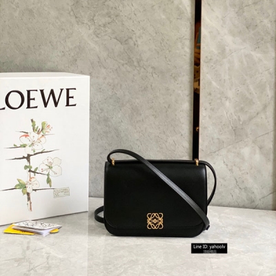 Loewe羅意威 最新款Goya 系列小號現貨明星街拍爆款 選用質感光滑絲綢牛皮手工製作 定制24K金真空電鍍精雕飾五金 經典Anagram純鋼磁吸扣就是焦點 襯裡為柔軟納帕羊皮，手感超贊可調節肩背手提 隔層豐富超級能裝、經典廊型線條 精湛