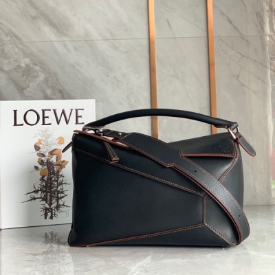 Loewe羅意威 男士必買！全新puzzle登場 Puzzle一直入 一直爽西班牙荔面小牛皮 紡織內襯 不規則的線條拼接設計 手拎、斜挎、後側背 統統不在話下，還可以將包包折疊成幾何形狀 隨性抱在手中 散發法式慵懶氣質。size：36.5*