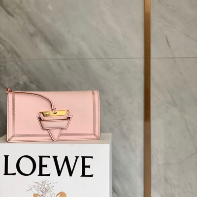 Loewe羅意威 代購級新色 怒推！必賣現貨！知名博主“小白同款” 軟包 三角包 採用超柔粒面小牛皮& 手感一級贊頂部襟翼和金屬三角形關閉 主要內部隔層 中央拉鍊口袋 六個信用卡插槽和兩個狹縫口袋 更人性化配置簡直完美啊size：19*10