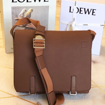 Loewe羅意威 男士 醉心 郵差包 這款手袋是對經典郵差包的重新詮釋，實用性超級高，極簡主義而又精緻，凸顯硬朗的廓形，折疊翻蓋由配有雙重扣環，磁扣開合，時髦又不失經典。柔軟粒面小牛皮製成，人字紋圖案棉質帆布襯裡，同色系Anagram圖案壓