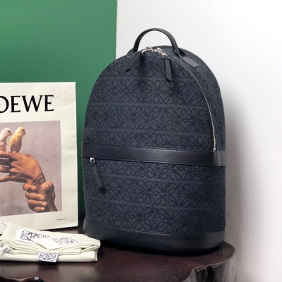 Loewe羅意威 Anagram 提花布背包 舒適實用主義雙肩包，帶有雙拉鍊開合和一個拉鍊前袋，肩挎雙肩背或提手帶手拎！純工藝提花設計，柔軟牛皮拼接Anagra圖案 logo帆布，內置筆記型電腦口袋，帆布內襯，很輕很舒服。高端獨家私人定制五