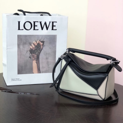 Loewe羅意威 MINI PUZZLE 專櫃最新 淡綠拼色 迷你尺寸：18*12.5*8cm 包包自身重量幾乎忽略，超級實用，出門裝手機小錢包口紅粉餅,毫無累贅感，輕鬆愉快人生從此開啟(你們最關心的xs，plus都ok哈）正品獨家拆包定制