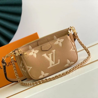 LV路易威登 M45777 M80399 Multi Pochette Accessories 手袋以 Monogram 帆布構築三件合一的活力設計，另配備多個口袋和隔層。可調節金色鏈條與路易威登銘紋提花肩帶提