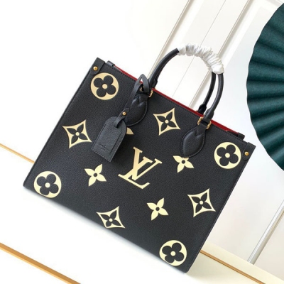 LV路易威登 M45495 M45595 頂級原單 本款 OnTheGo 中號 Tote 包將 Monogram 圖案先印染後壓印於柔軟粒面牛皮，其充裕內裡可容納筆記型電腦及其他辦公用品，長短手柄便於手提或肩背