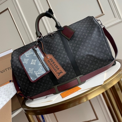 LV路易威登 頂級貨M56856黑花 FL廠出品 KEEPALL BANDOULIERE 旅行袋Patchwork 拼貼主題融入此款旅行袋，以潮流視角塑就多樣風範，此款經典柔軟旅行袋配有皮革頂部手柄與側邊的兩個