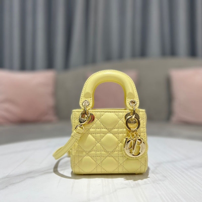 Dior迪奧 新品 超迷你 LADY DIOR 手袋 羊皮革藤格紋 這款超迷你 Lady Dior 手袋體現了 Dior 對精緻和美麗的深刻洞見。採用黑色羊皮革精心製作，飾以藤格紋緝麵線，標誌性版型搭配“D.I.O.R.”吊飾提升格調。迷你