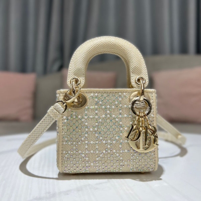 Dior迪奧 Lady Dior mini 超迷你刺繡杏色珠鑽，閃閃珠鑽手袋集中體現了 Dior 對優雅和美麗的深刻洞見。杏色帆布多色金屬光澤線、珠飾和仿水晶刺繡，採用杏色帆布精心製作，飾以多色金屬光澤線、珠飾和仿水晶刺繡，搭配“D.I.O