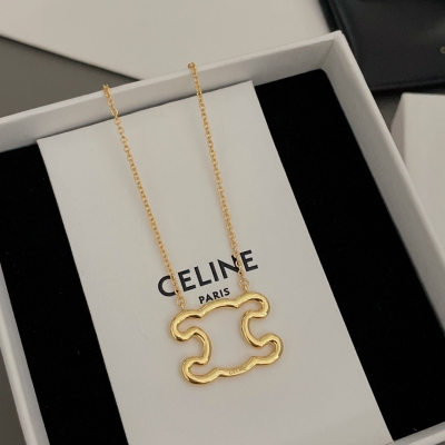 Celine 凱旋門框項鍊，我們精工版編號愛了愛了！一眼就看中的系列，網紅們的最愛！五金配件均是CNC精雕機雕刻出來的Logo，非常清晰可見！一定要整套收了，酷甜.復古.大氣，什麼風格都能駕奴的妥妥的！一年四季都可以佩戴的系列，鏤空設計太愛