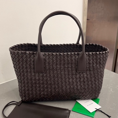 BV Bottega Veneta 新品Cabat 小號購物袋來啦！608810 最為經典的包包 帶你回到了最初的模樣 傳統的編織帶原皮原味的包工匠製作 超柔軟有質感 沒有Logo 但卻一眼認出它 這就是Bv粉一直都沉澱不出來的原因 想要低