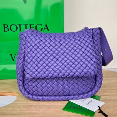 BV Bottega Veneta 2023秋冬新品COBBLE 肩背包 709418 經典的細編織回歸啦！回味不一樣的風格和回憶 同樣採用標誌性的intrecciato編織皮革工藝以及柔軟的小羊皮製成，設計風格簡約，優雅 俐落 凹顯極具格