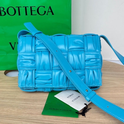 BV Bottega Veneta 新任設計師第一季作品2023秋冬系列 717089 Cassette 褶皺版，以經典的編織工藝，且在工藝上注入重工藝，採用BV最拿手的高質感油蠟牛皮內裡羊皮製成，整體隱隱帶有一種獨有的光澤 超有質感且十分