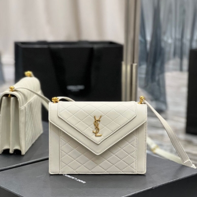 Yves Saint Laurent YSL 聖羅蘭 GABY mini 絎縫紋路信封包，採用義大利小羊皮，裡外全皮，配上精細手工精心製作，獨家定制金屬YSL logo彰顯個性，翻蓋設計確保使用的安全性，包內設有兩個主隔層，一個拉鍊袋，肩帶