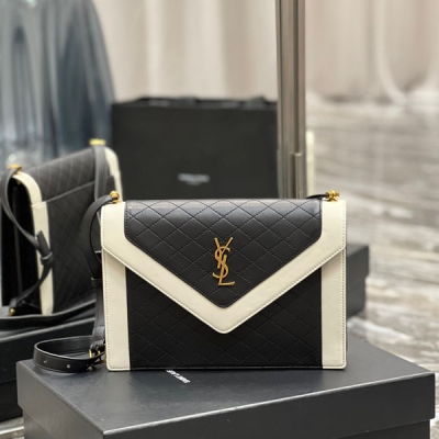 Yves Saint Laurent YSL 聖羅蘭 GABY 絎縫紋路信封包，採用義大利小羊皮，裡外全皮，配上精細手工精心製作，獨家定制金屬YSL logo彰顯個性，翻蓋設計確保使用的安全性，包內設有兩個主隔層，一個拉鍊內袋，肩帶的五金設