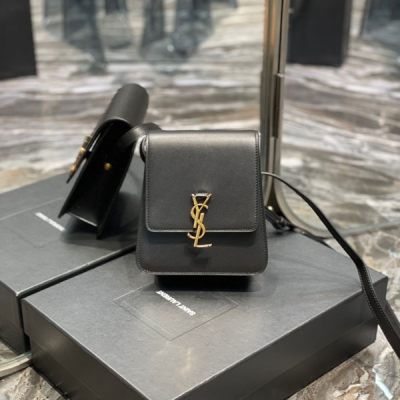 Yves Saint Laurent YSL 聖羅蘭 KAIA BAG 推出全新KAIA系列豎款肩背包，簡潔又chic，採用極簡風格光滑植物鞣革小牛皮打造，金色YSL徽標包扣顯得格外醒目！獨特的外觀復古又颯。型號：668809 尺寸：16×