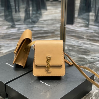 Yves Saint Laurent YSL 聖羅蘭 KAIA BAG 推出全新KAIA系列豎款肩背包，簡潔又chic，採用極簡風格光滑植物鞣革小牛皮打造，金色YSL徽標包扣顯得格外醒目！獨特的外觀復古又颯。型號：668809 尺寸：16×