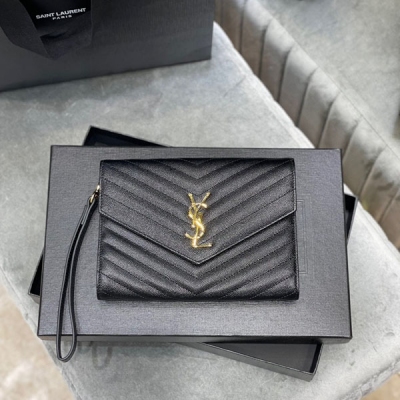 Yves Saint Laurent YSL 聖羅蘭 魚子醬手包，配可以拆卸手腕帶，耐磨的魚子醬紋路，百分百進口小牛皮，羅緞內裡，包內有平口袋！出門必備單品！非常非常百搭！簡單實用款。配手包盒 型號：617662 尺寸：21×6×3cm