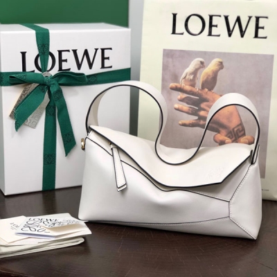 Loewe羅意威 LOEWE 羅意威 Puzzle Hobo 腋下手袋 新色上線 型號:062137 尺寸:高14-寬28.7-深10.7cm（提手高度25cm）拽姐辣妹必備！作為一個腋下包容量無敵，中古造型，復古感滿滿。可手拎單肩背，背面