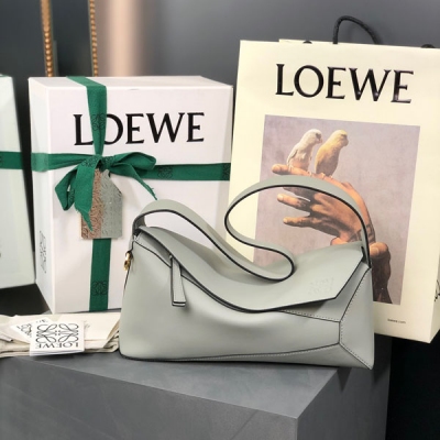 Loewe羅意威 LOEWE 羅意威 Puzzle Hobo 腋下手袋 新色上線 型號:062137 尺寸:高14-寬28.7-深10.7cm（提手高度25cm）拽姐辣妹必備！作為一個腋下包容量無敵，中古造型，復古感滿滿。可手拎單肩背，背面