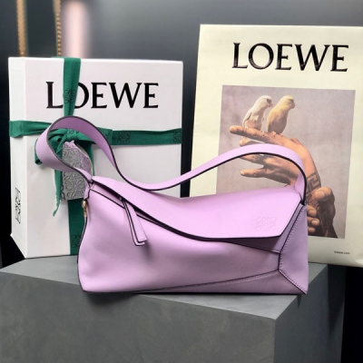 Loewe羅意威 LOEWE 羅意威 Puzzle Hobo 腋下手袋 新色上線 型號:062137 尺寸:高14-寬28.7-深10.7cm（提手高度25cm）拽姐辣妹必備！作為一個腋下包容量無敵，中古造型，復古感滿滿。可手拎單肩背，背面