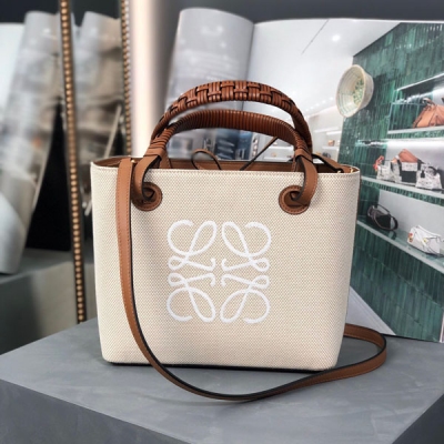 Loewe羅意威 LOEWE 羅意威 Anagram Tote Mini 挺闊有型的迷你小可愛 尺寸：22x19.5x9cm 編碼：652152布 顏色：白色布配棕色皮 又出mini size啦，輕巧可愛又舒適，容量還是一樣很能裝，雨傘水杯