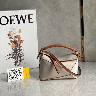 Loewe羅意威 最新拼接到貨 puzzle家族再添一員 簡約大氣的幾何設計巨高級的配色搭配牛皮拼接 棉麻內襯 mini號小身材大容量口紅，粉餅統統進來 毫無壓力哈 size:18*11*7.5cm/迷你 配包裝