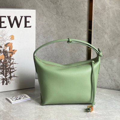 Loewe羅意威 情人節限定款 cubi全皮飯盒包 napa納帕牛皮 比起提花款 全皮來的更極簡大方、輕便 新配色也是可愛到不行拉繩上的小五金件裡有個小愛心，細節很到位，戳到心窩窩裡去了姐妹們速速整起啦Size：20.5×17×12.5cm