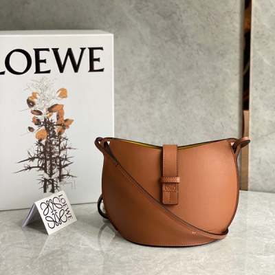 Loewe羅意威 Moulded Bucket Bag 超可愛小水桶包出貨啦 時尚立體的Bucket 手袋採用光滑牛皮製成 肩背 斜挎 小個子還當腋下包 （斜挎得看身高體重）肩帶不調節 自重輕 隨身物品都裝 實用性強~小個子必入款Size: