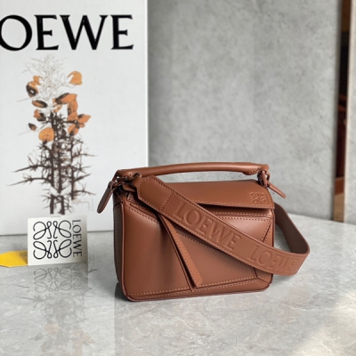 Loewe羅意威 puzzle新版現貨秒發 新純色Puzzle最大亮點採用緞面牛皮 觸感比以往更細膩、更有光澤度、塑形感肩帶 金屬扣和內襯也都採用了同色系搭配 新穎的同時高級感拉滿 寬肩帶設計 包包背部拉鍊袋也改為了小口袋 新晉天花板！閉眼