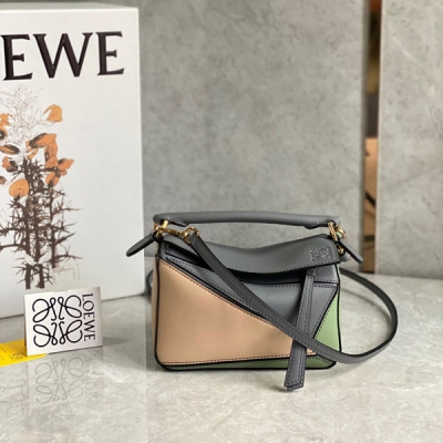 Loewe羅意威 puzzle拼色家族再添一員 簡約大氣的幾何設計可甜可鹽拼色牛皮 棉麻內襯 mini號小身材大容量口紅，粉餅統統進來 毫無壓力哈 size:18*11*7.5cm/迷你 配包裝