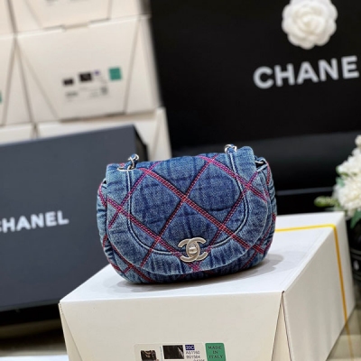 Chanel香奈兒 2022A 高級手工坊系列 coco beach 2022牛仔mini馬鞍包 這款牛仔太難買啦 國內好多門店都沒上，搶都搶不到！只能溢價代購買！不過實物超級驚訝，上身也超好看，非常輕巧！剛好放進13pro，一定要買，超級