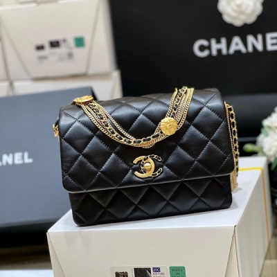 Chanel香奈兒 2022A 高級手工坊系列 鴛鴦扣金幣腋下包 小香幸運金幣包一直都是搶爆的款式，專櫃真的超級難買 一個包就有八枚幸運金幣，上身絕對酷爆，自重也不重哦！經典CF版型無需介紹 非常實用，容量也大！裡外都是小羊皮，超極推薦 編