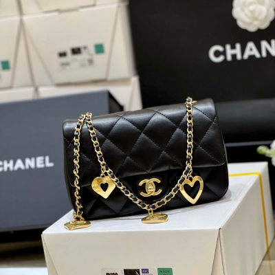 Chanel香奈兒 2022b 秋冬新款預告系列 CF限量版愛心吊墜鏈條包 22b唯一的限量版，cf經典版型加上愛心吊墜，實物真的太美啦！很特別 上身也很好搭配哦 裡外都是全皮 獨家方框原廠正品小羊皮 小號尺寸12*19*7cm/大號尺寸1