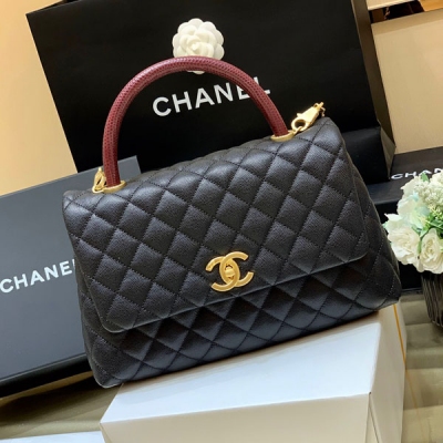 Chanel香奈兒 全新至尊版本 純原廠coco 經典款之Coco handle 皮料：歐洲原廠Haas正品牛皮 五金：義大利進口24k鍍厚金鋼鎖 手挽：歐洲進口真蜥蜴皮 貨源稀少，經常容易斷貨 整個包的手感與真品完美達成一致 92990