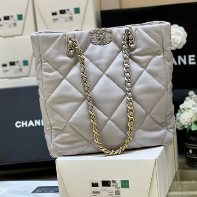 Chanel香奈兒 2022b 秋冬新款預告系列 19 bag tote購物包 正品購入開發 22b很受歡迎的托特購物包，容量驚人 用經典19元素，實物非常經典耐看 自重也比較輕 口柔軟小羊皮，手感超好 編號AS3519，尺寸30*37*1