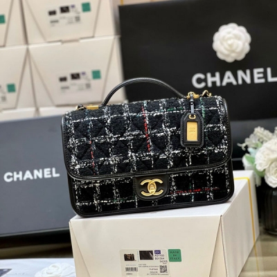 Chanel香奈兒 2022k 秋冬高級成衣系列 22k 毛呢豆腐郵差包 22k超難買的款式之一 郵差包是非常經典的版型，耐看實用是他的特點，加上這塊金屬吊牌，高級感滿滿 毛呢超好搭配，低調奢華款 編號AS3653 尺寸25*21.5*7c