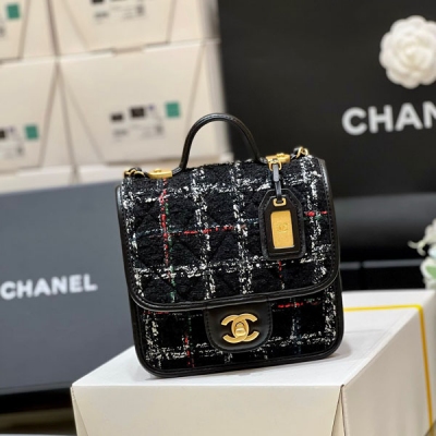 Chanel香奈兒 2022k 秋冬高級成衣系列 22k 毛呢豆腐郵差包 22k超難買的款式之一 郵差包是非常經典的版型，耐看實用是他的特點，加上這塊金屬吊牌，高級感滿滿 毛呢超好搭配，低調奢華款 編號AS3652，尺寸17*20.5*6c