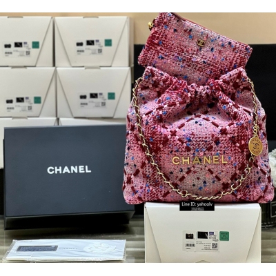 Chanel香奈兒 2022K 毛呢垃圾袋 這一季的毛呢款都好適合秋冬啊，都超級好好看，一眼就喜歡上了，馬上就收入囊中了主要以粗花為主，非常復古，標誌性銜縫細節跟金屬鏈條，非常慵懶隨意的感覺，妥妥的可以狠秀一把，這算是一隻帶有幾分文藝的垃圾