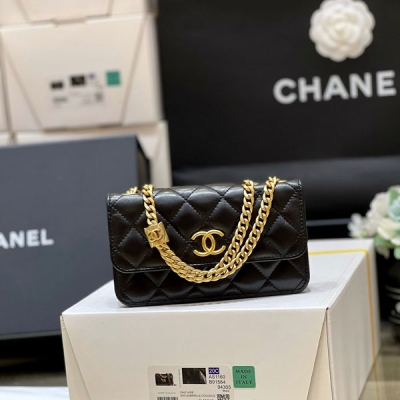 Chanel香奈兒 2023k 秋冬高級成衣系列 本季最火最搶手的小金柱調節扣手機包 正品購入開發 22k 新款真是一包難求！像這樣的熱門款式，都需要溢價買 實用小包，鏈條增加了小金柱調節扣更加方便，可以隨意調節長短 超級多種背法，也可以放