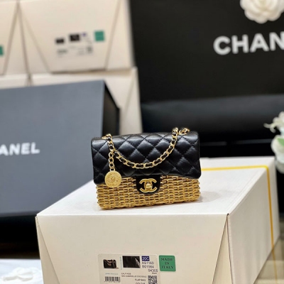 Chanel香奈兒 全球限量版 獨家正品實拍預告 正品購入開發 人間香奈兒，收藏家系列 絕對是2023C引領時尚的一匹黑馬 全球到貨量都很少 可以小紅書搜一下，國內沒幾個人能買到 真正的有錢也買不到系列 實物太驚訝了，太高貴可人了 非常漂亮