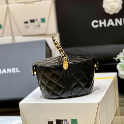 Chanel香奈兒 2023C 早春度假新款 超級特別款，野餐包菜籃子 正品購入開發 23C依然特別難買！這款Jennie同款野餐包怎麼能不入呢 太特別啦，左右兩側都可以翻起來開合！其中一側打開還是一面鏡子 非常值得收藏！雖然沒有鏈條，但是